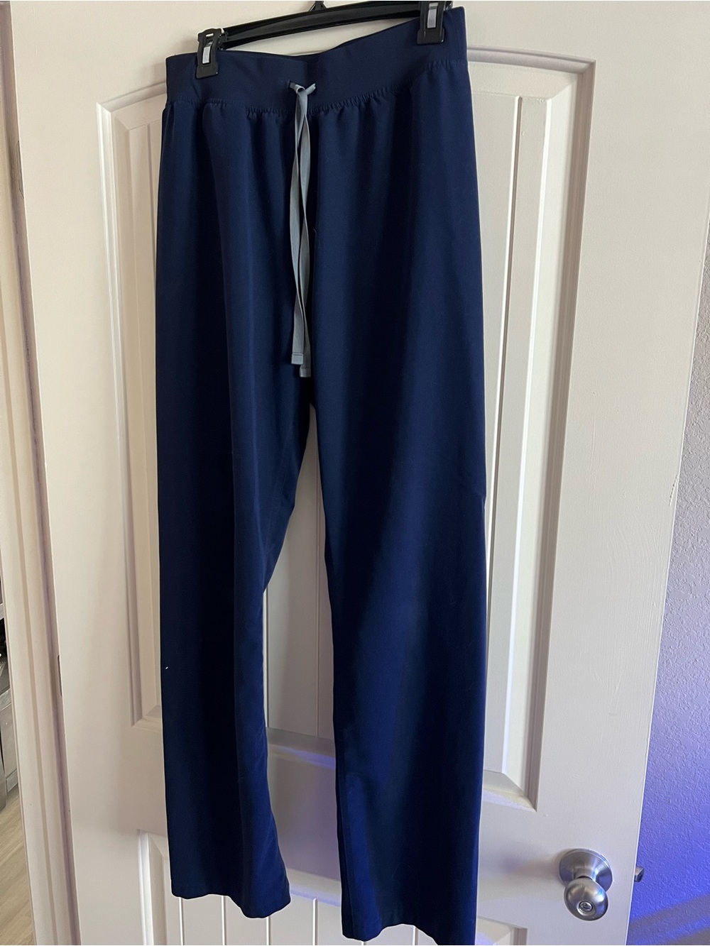 FIGS Women’s Livingston Straight-Leg Scrub Pants in Navy Size Medium/Tall